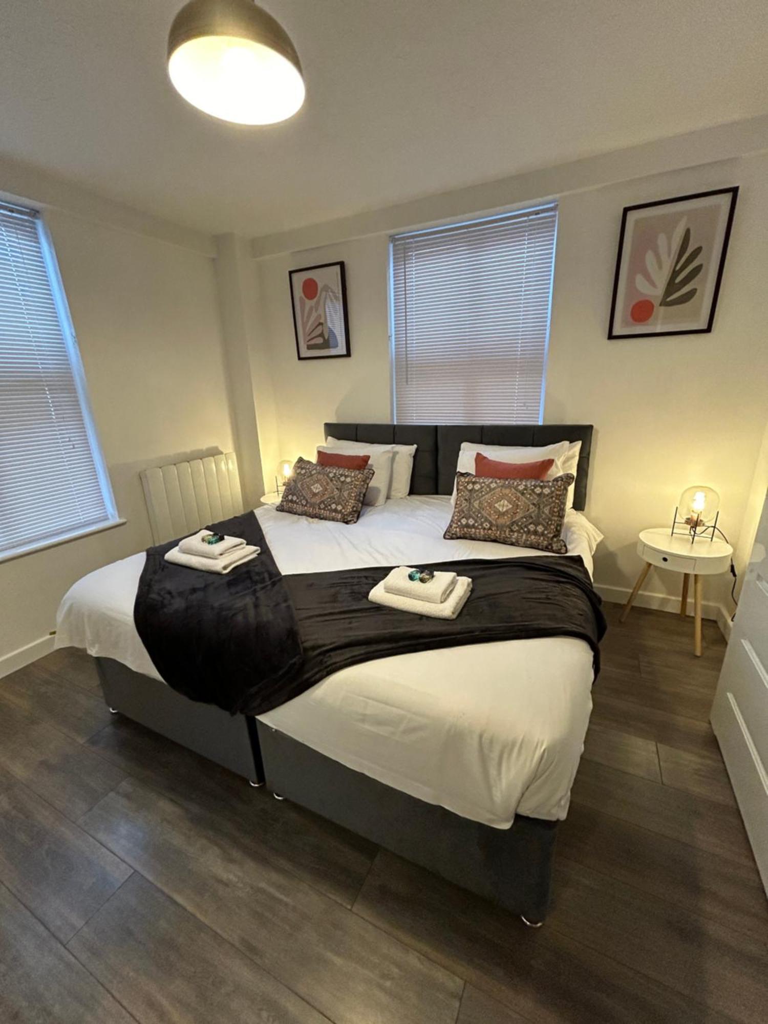 Spacious 3 Bedroom Apartment Close To Marina, 2 Parking Spaces, Kingsize Or Single Beds サウサンプトン エクステリア 写真