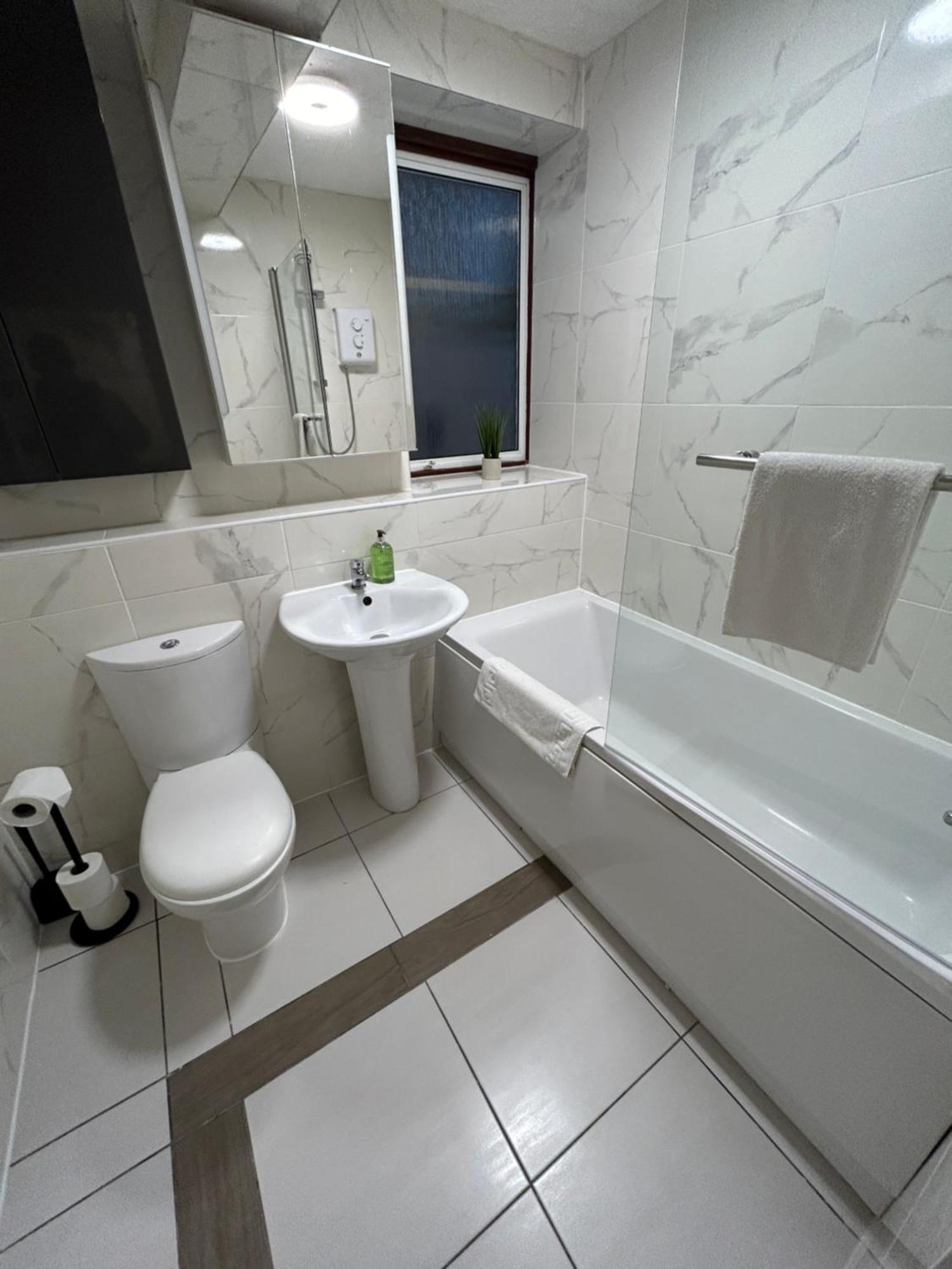 Spacious 3 Bedroom Apartment Close To Marina, 2 Parking Spaces, Kingsize Or Single Beds サウサンプトン エクステリア 写真